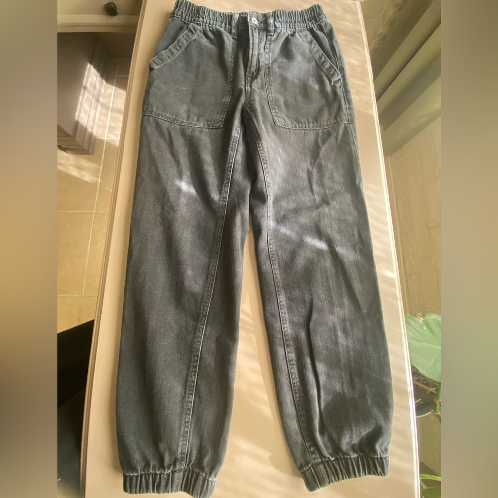 GAP womes Relaxed Fit black Charcoal  cuffed Jeans!